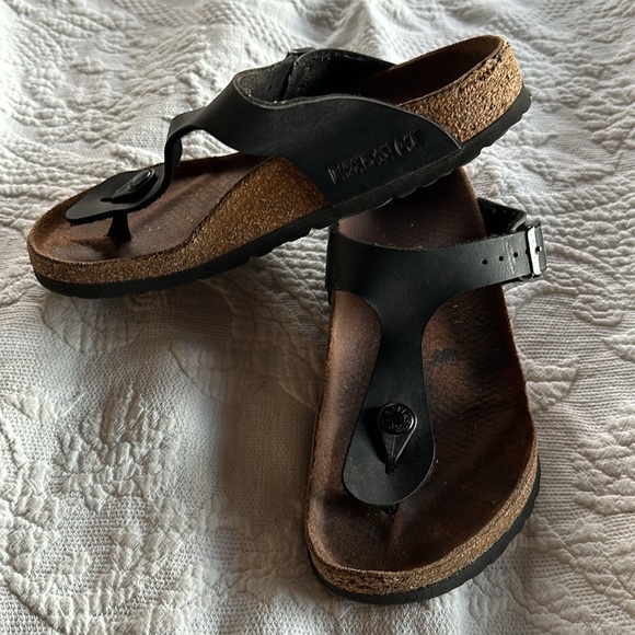 Genuine Birkenstock black vegan leather size 35 sandal. - Picture 2 of 9